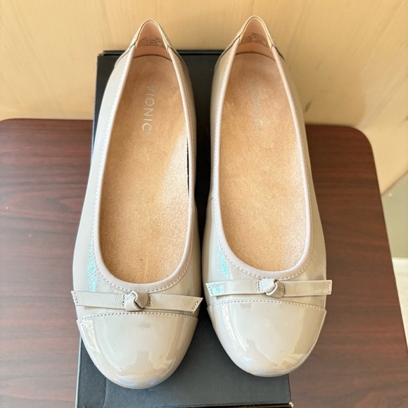Vionic Women's Amorie Taupe Patent Flats Sz.9W - Picture 7 of 7
